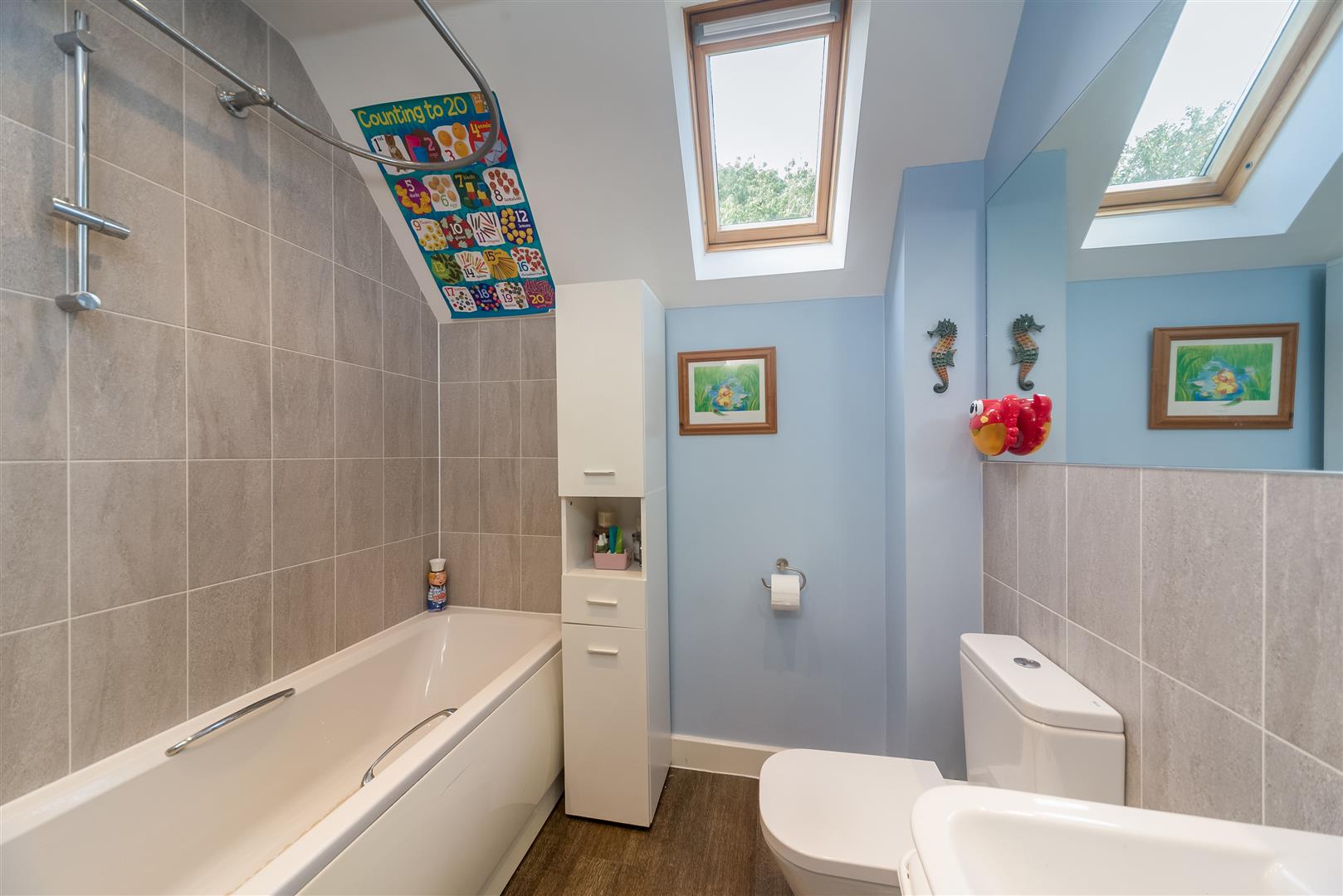 4 Bed, 2 Bath Property For Sale in Summers Way, GL56 0GA